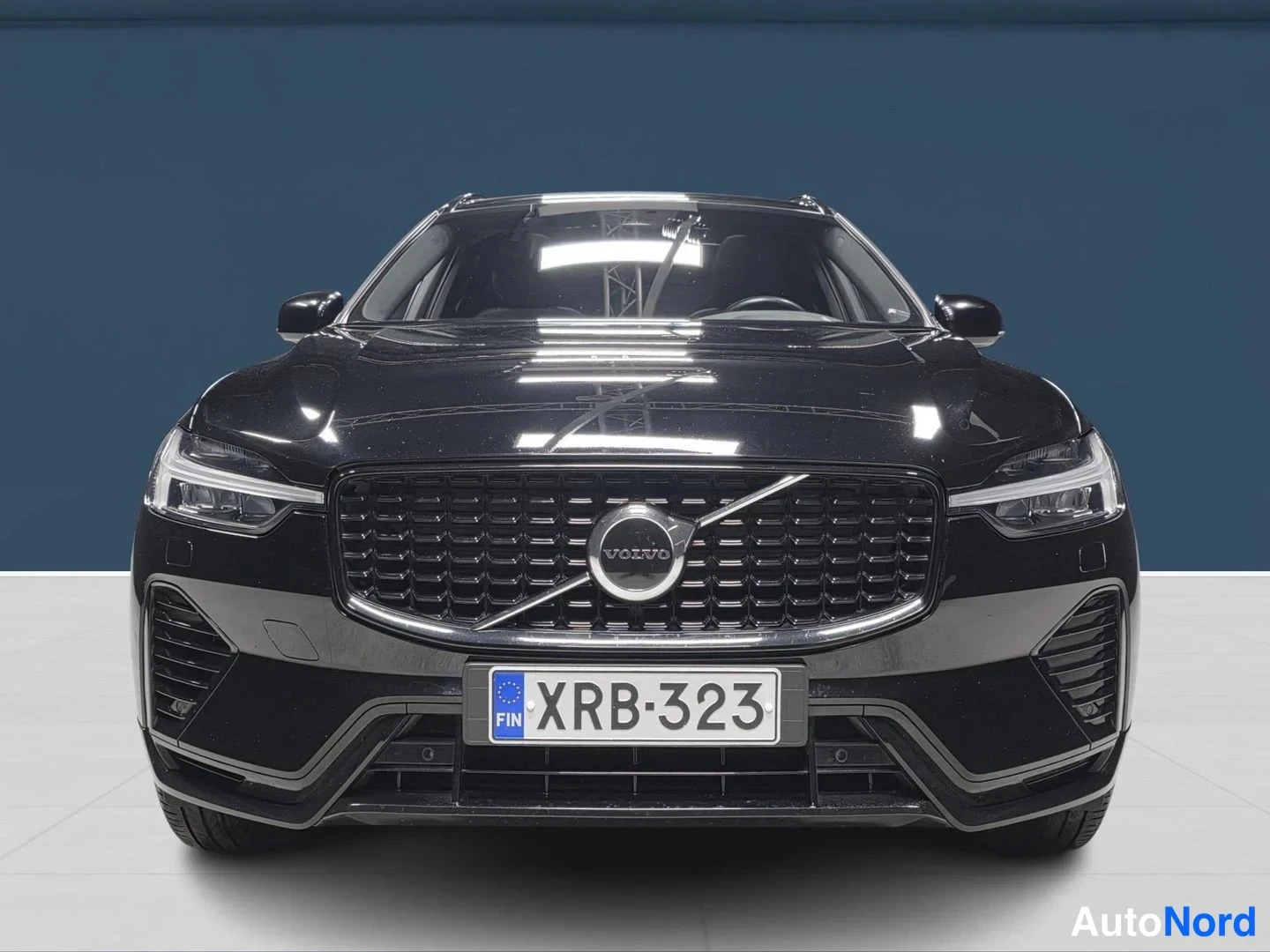 Musta Volvo XC60 2022, edestä, kuva 4