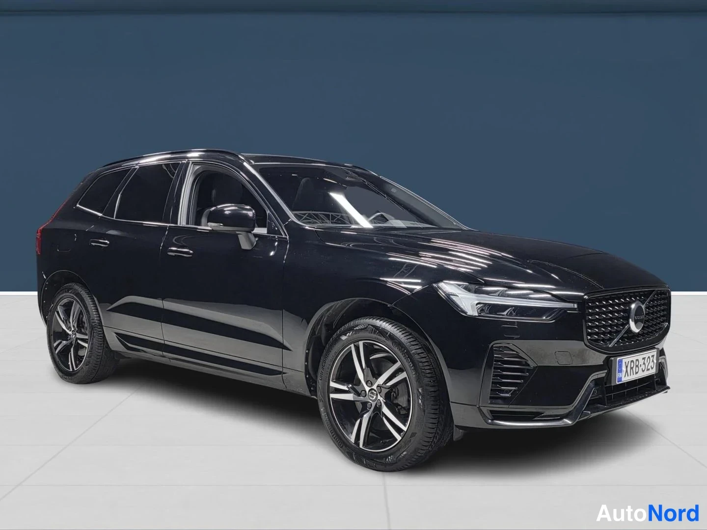 Musta Volvo XC60 2022, etuviisto, keula oikealle, kuva 3