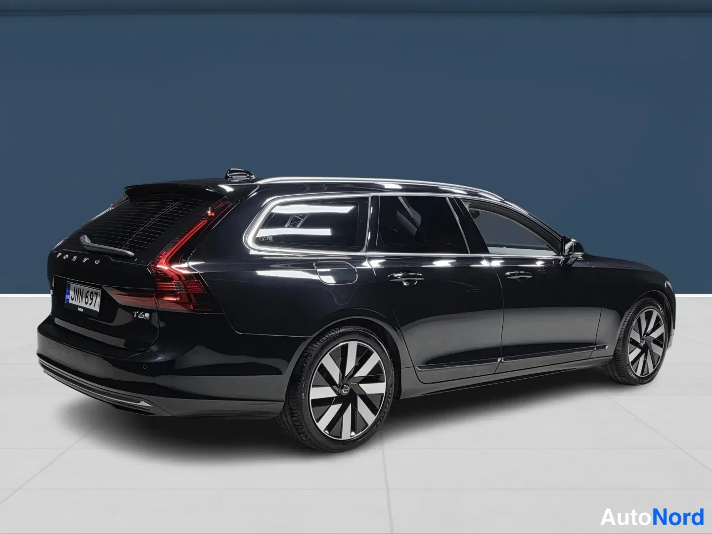 Musta Volvo V90 2025, takaviisto, kuva 4