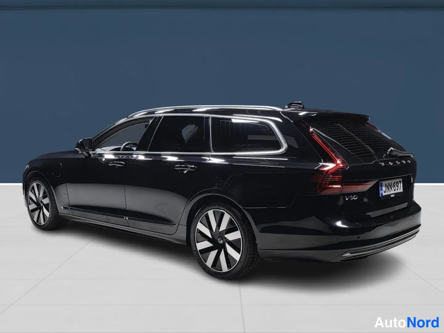 Musta Volvo V90 2025, takaviisto, kuva 5