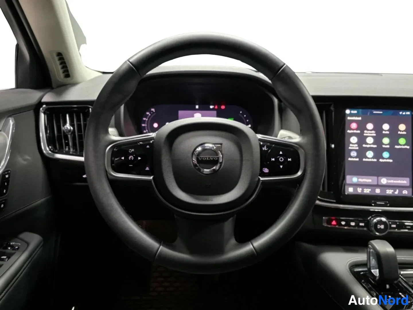 Musta Volvo V90 2025, etuistuimet, kuva 7