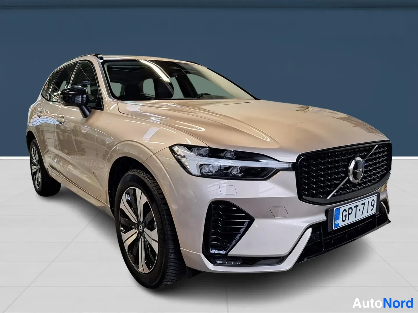 Brown Volvo XC60 2024, front three-quarter, nose to the right, photo 2