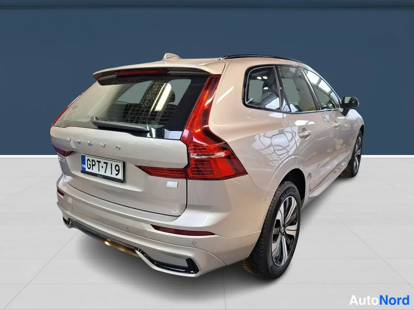 Brown Volvo XC60 2024, rear three-quarter, photo 3
