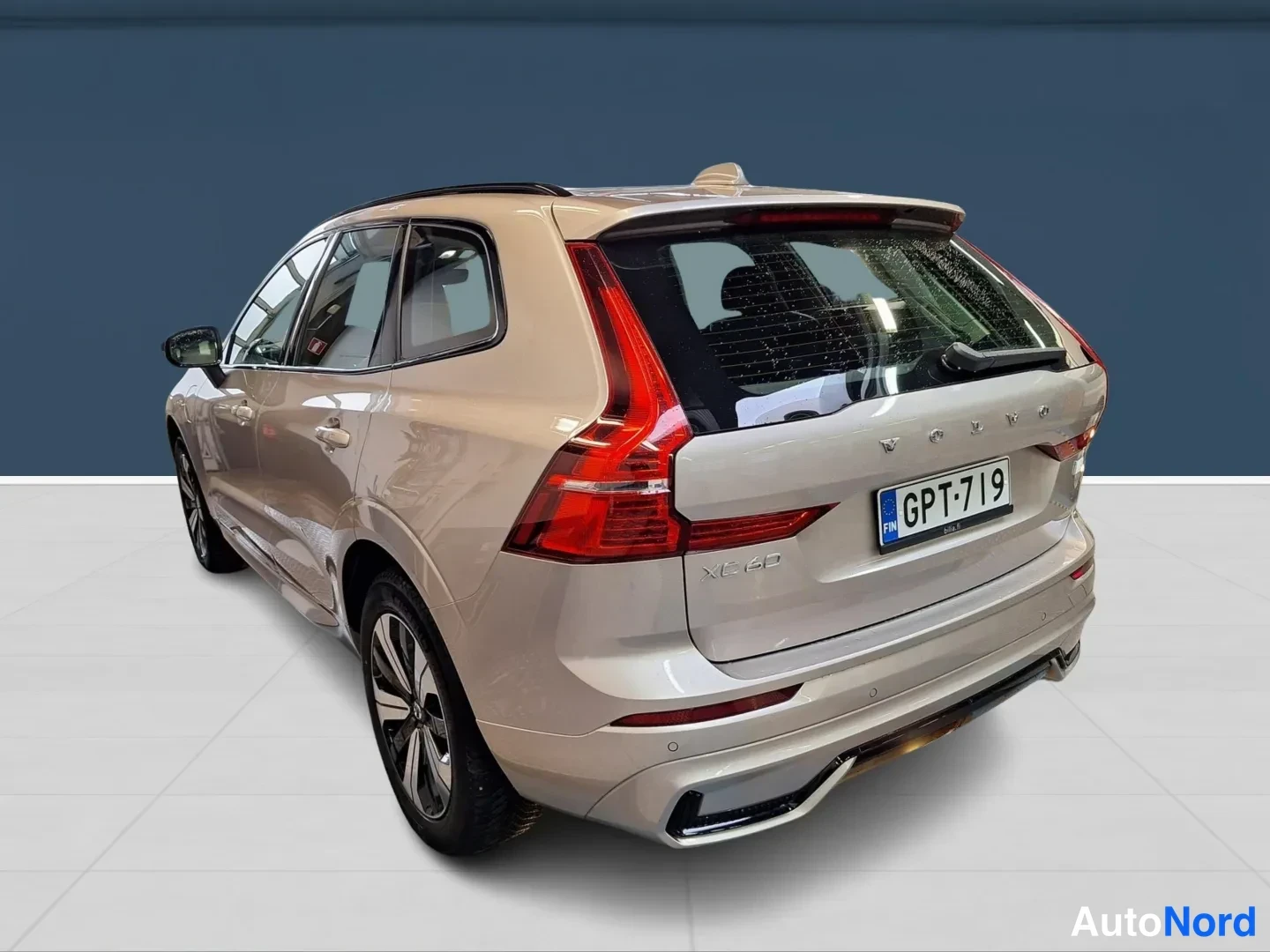 Brown Volvo XC60 2024, rear three-quarter, photo 4