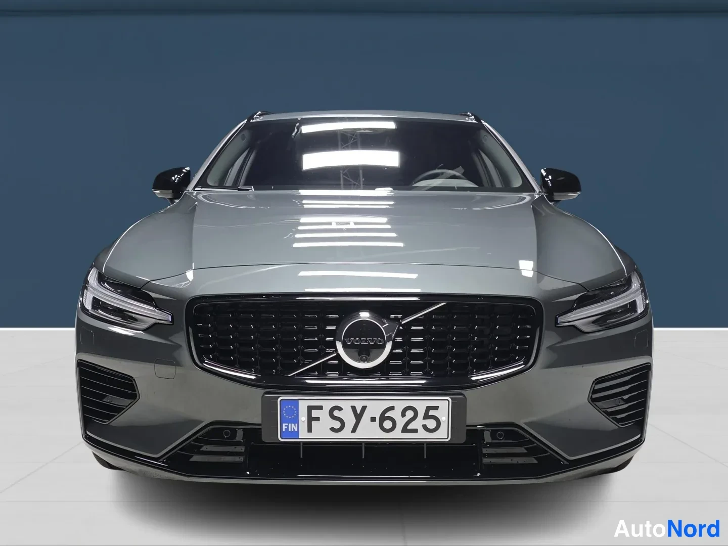 Vihreä Volvo V60 2026, edestä, kuva 3