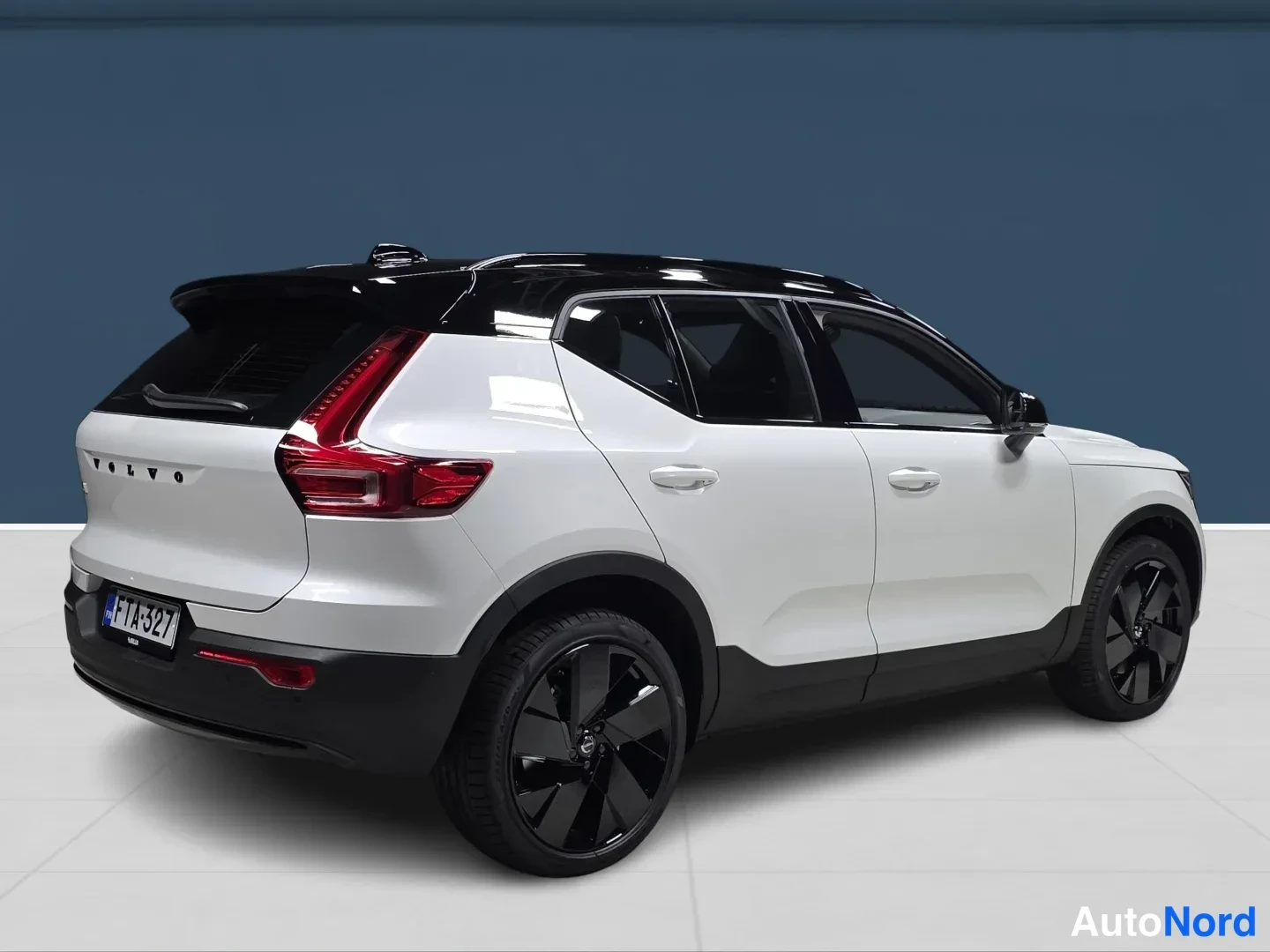 Valkoinen Volvo EX40 2027, takaviisto, kuva 5