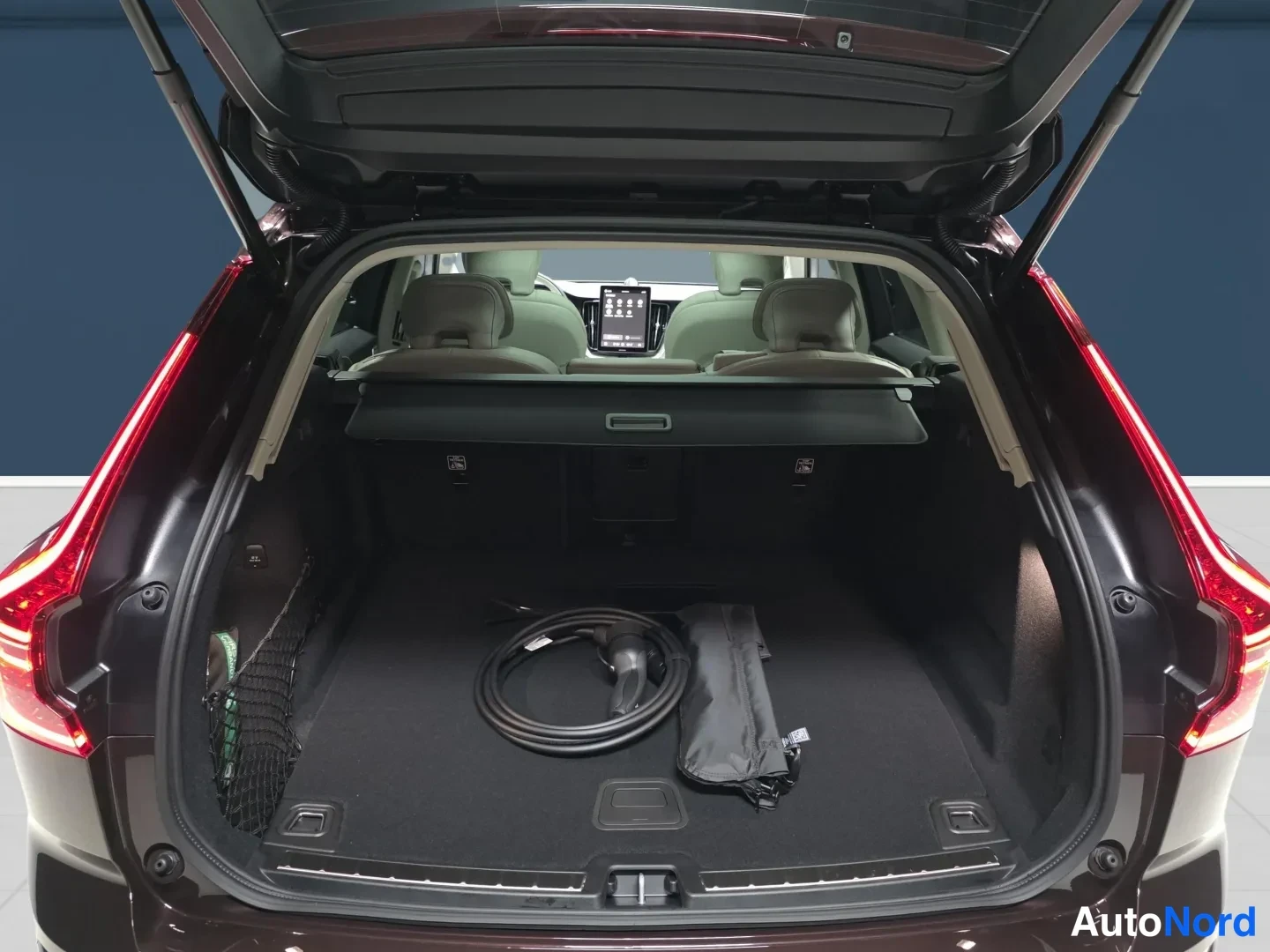 Röd Volvo XC60 2027, bakifrån, bild 6