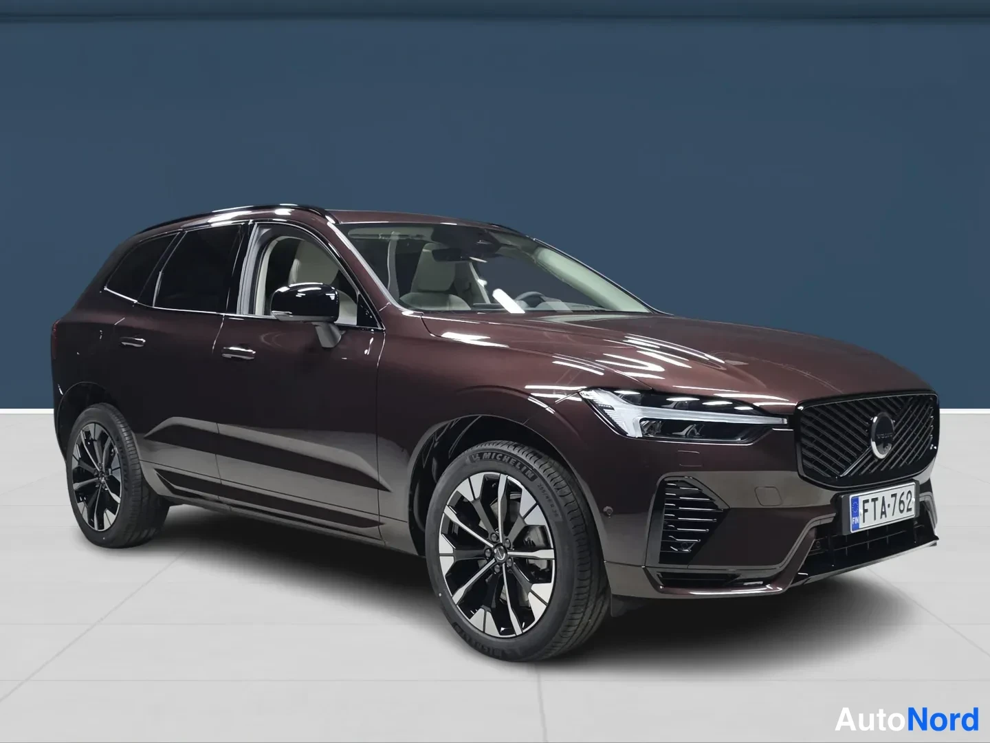 Röd Volvo XC60 2027, snett framifrån, fronten åt höger, bild 2