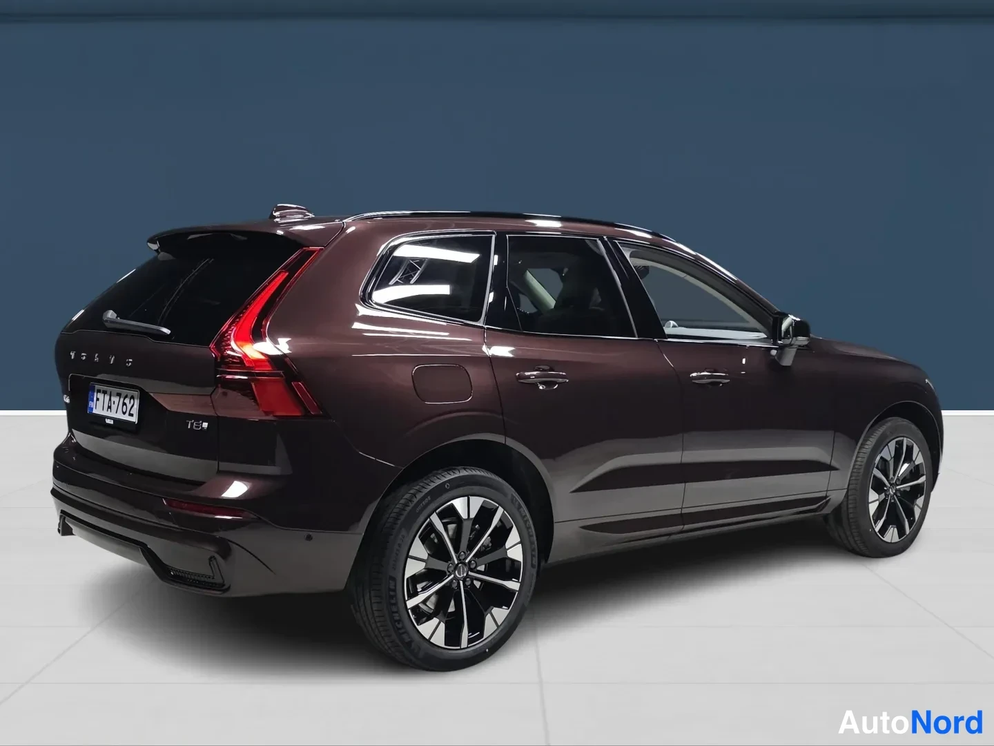 Röd Volvo XC60 2027, snett bakifrån, bild 4