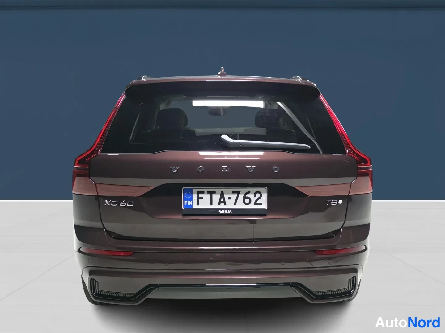 Röd Volvo XC60 2027, bakifrån, bild 7