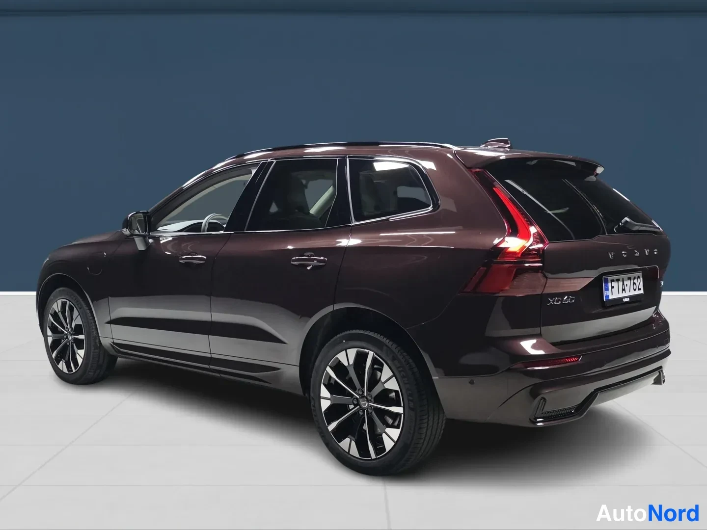 Röd Volvo XC60 2027, snett bakifrån, bild 5