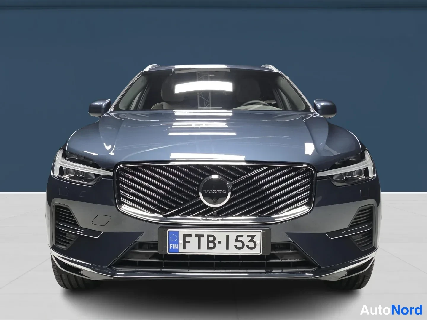 Sininen Volvo XC60 2027, edestä, kuva 3