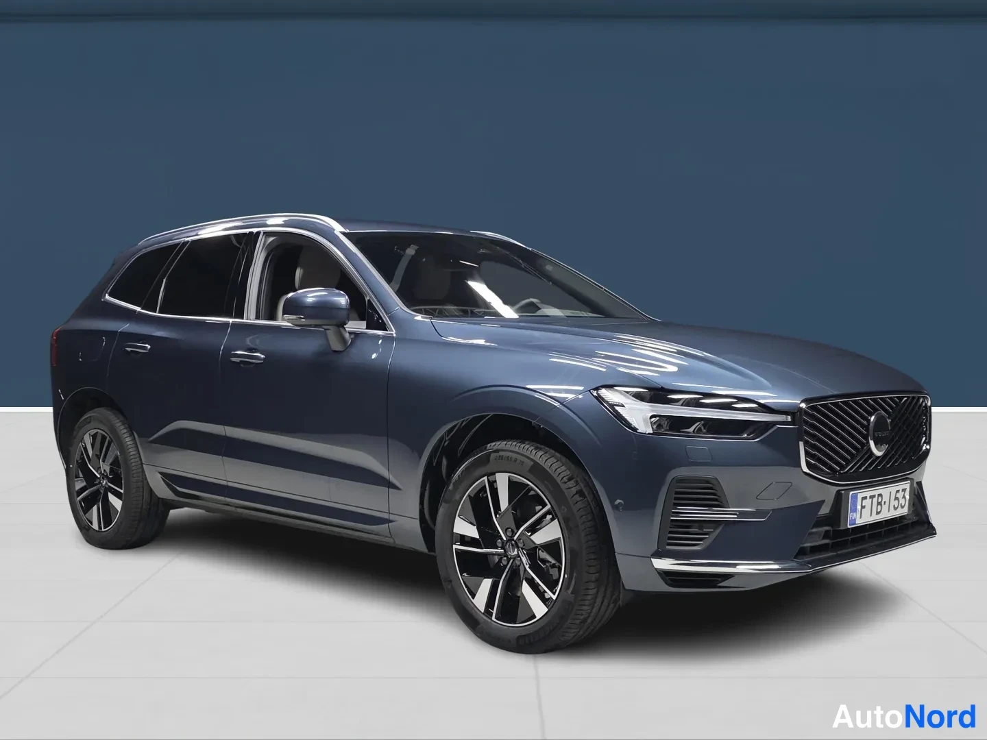 Sininen Volvo XC60 2027, etuviisto, keula oikealle, kuva 2