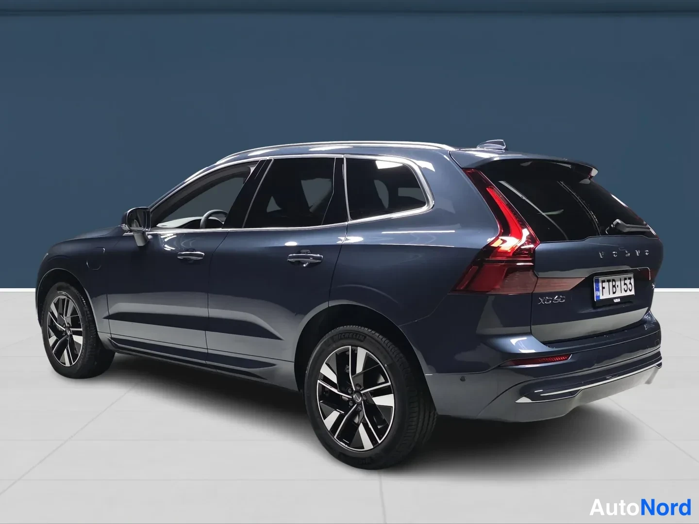 Sininen Volvo XC60 2027, takaviisto, kuva 5