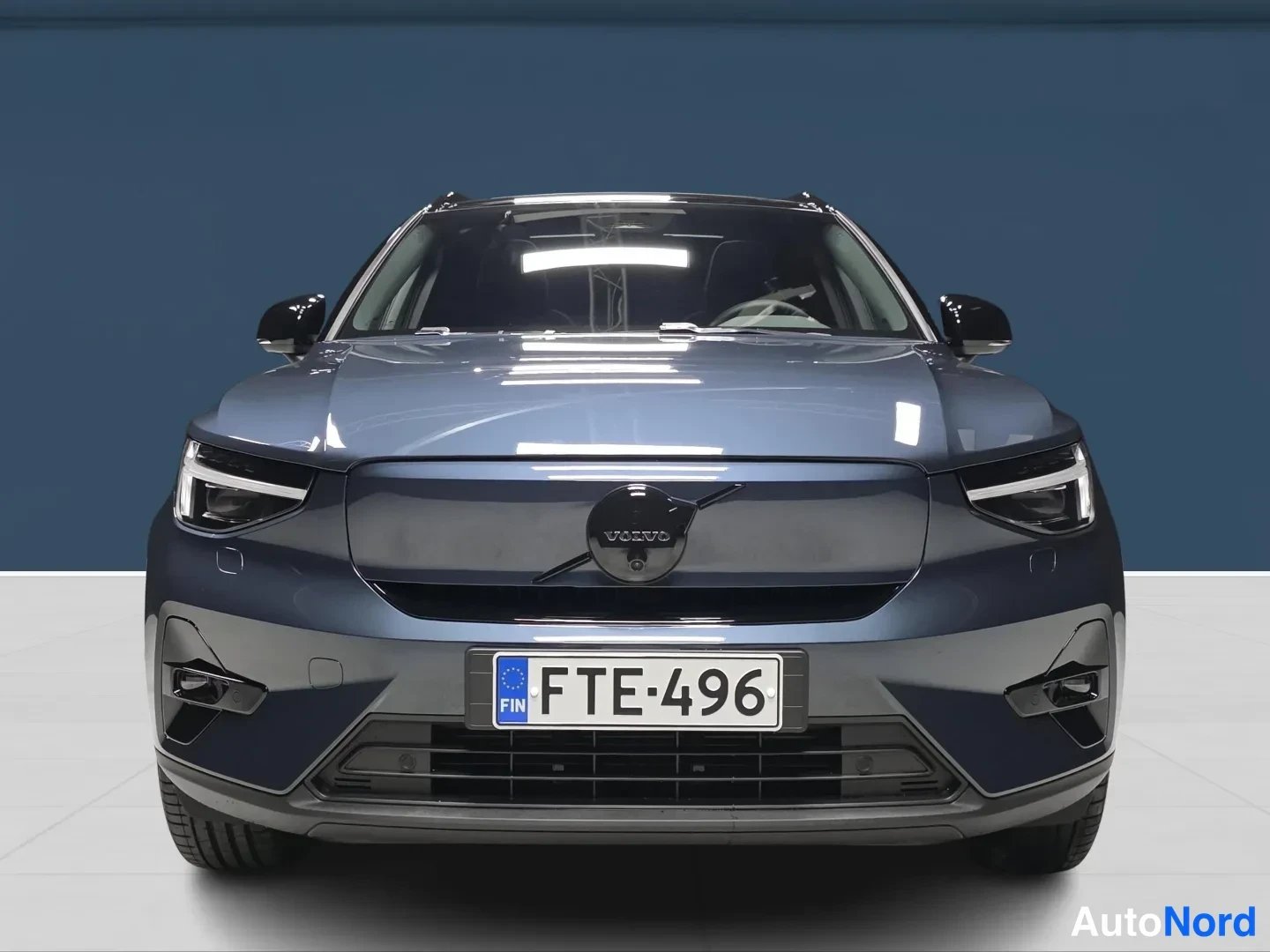 Sininen Volvo EX40 2027, edestä, kuva 3