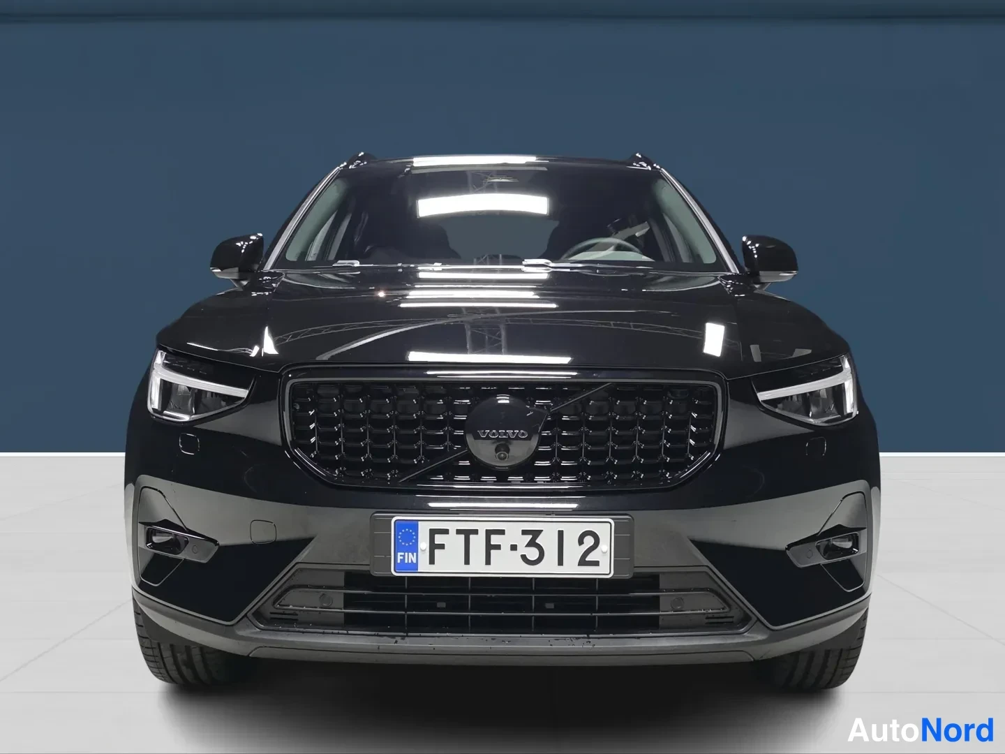 Musta Volvo XC40 2027, edestä, kuva 3
