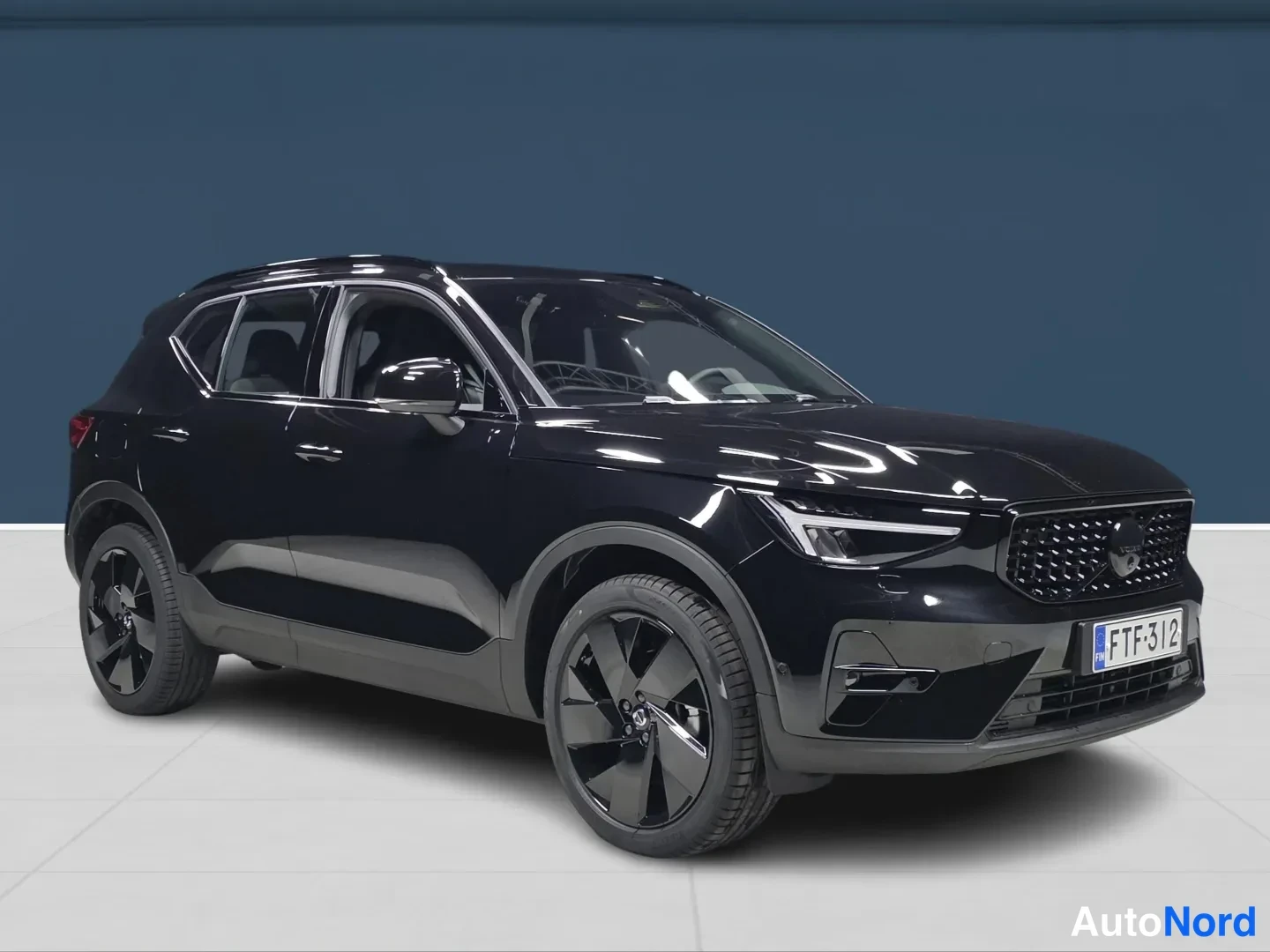 Musta Volvo XC40 2027, etuviisto, keula oikealle, kuva 2