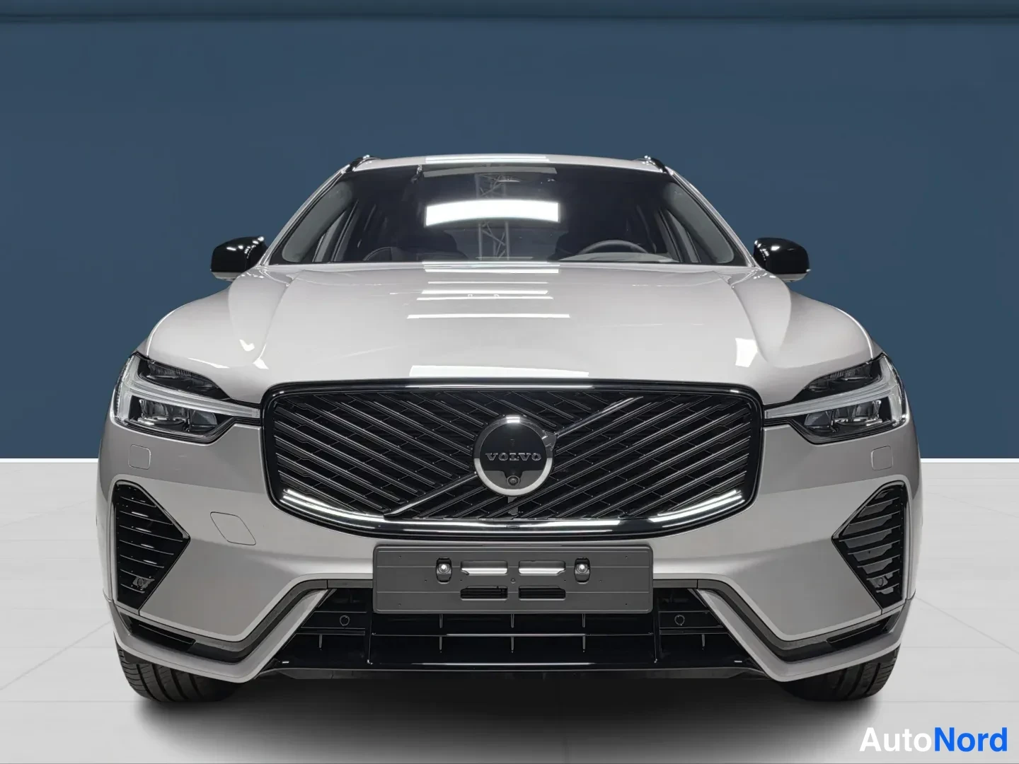 Hopea Volvo XC60 2027, edestä, kuva 3