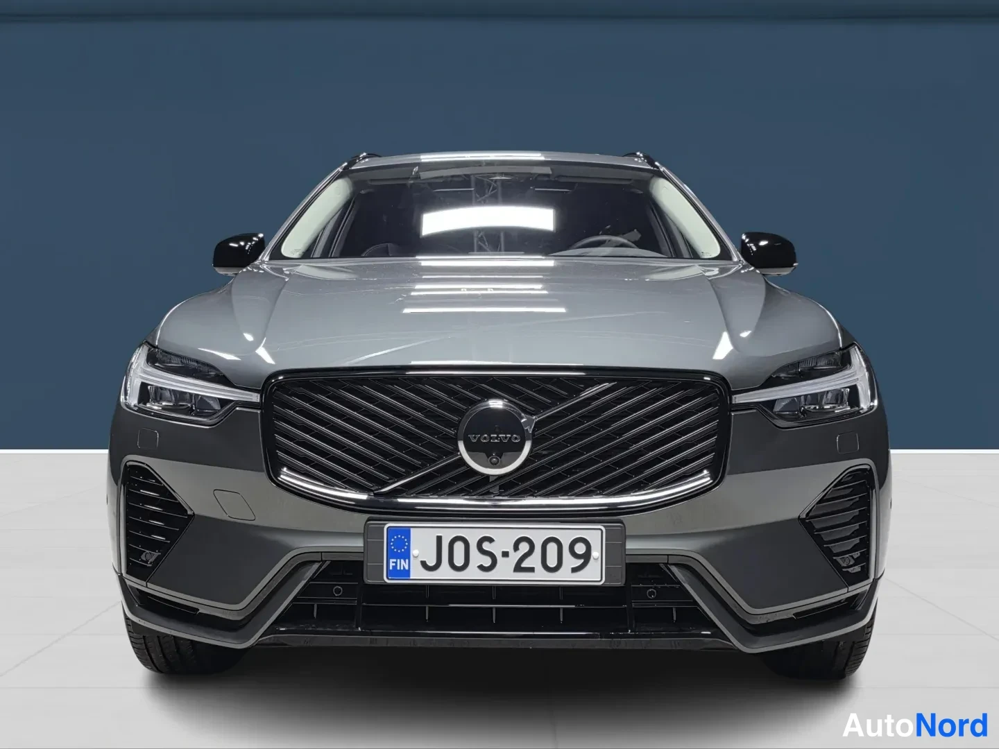 Vihreä Volvo XC60 2027, edestä, kuva 3