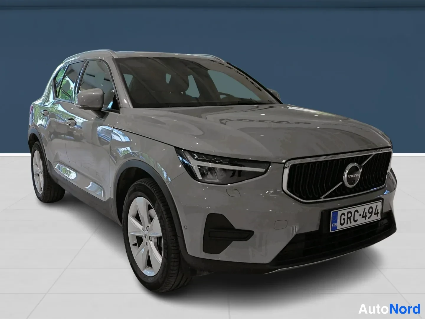 Grey Volvo XC40 2025, front three-quarter, nose to the right, photo 2