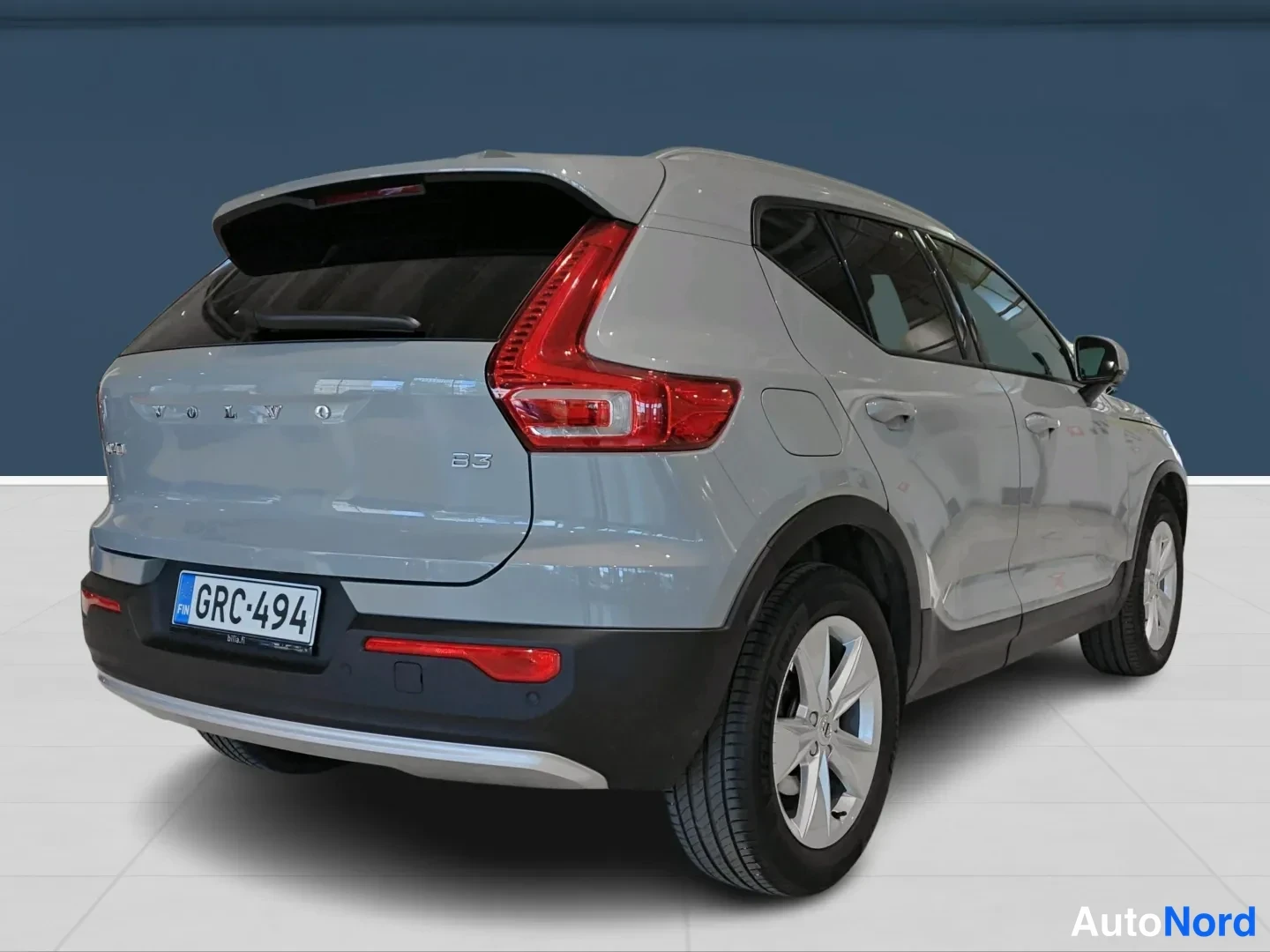 Grey Volvo XC40 2025, rear three-quarter, photo 4