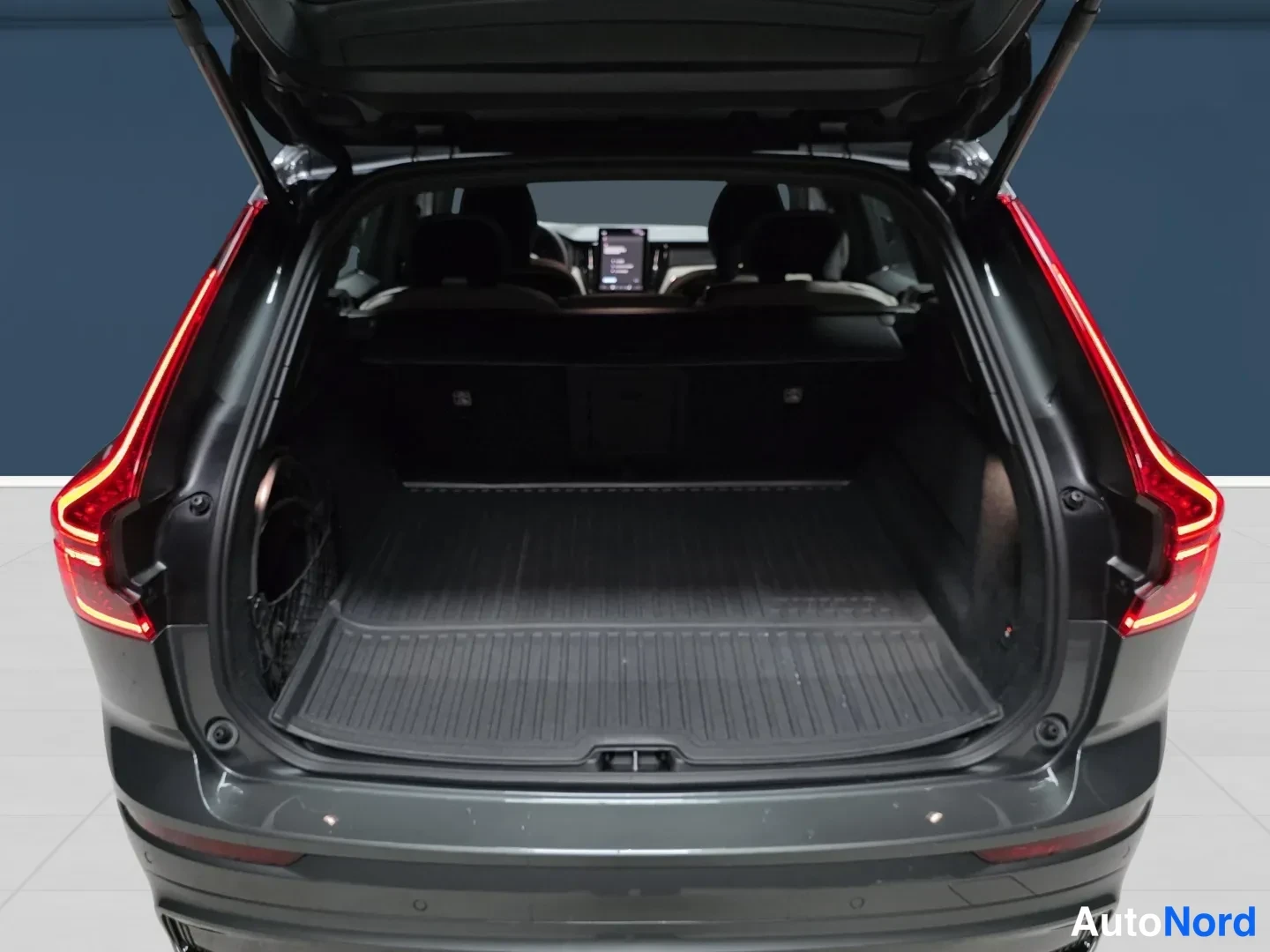Grön Volvo XC60 2026, bakifrån, bild 7