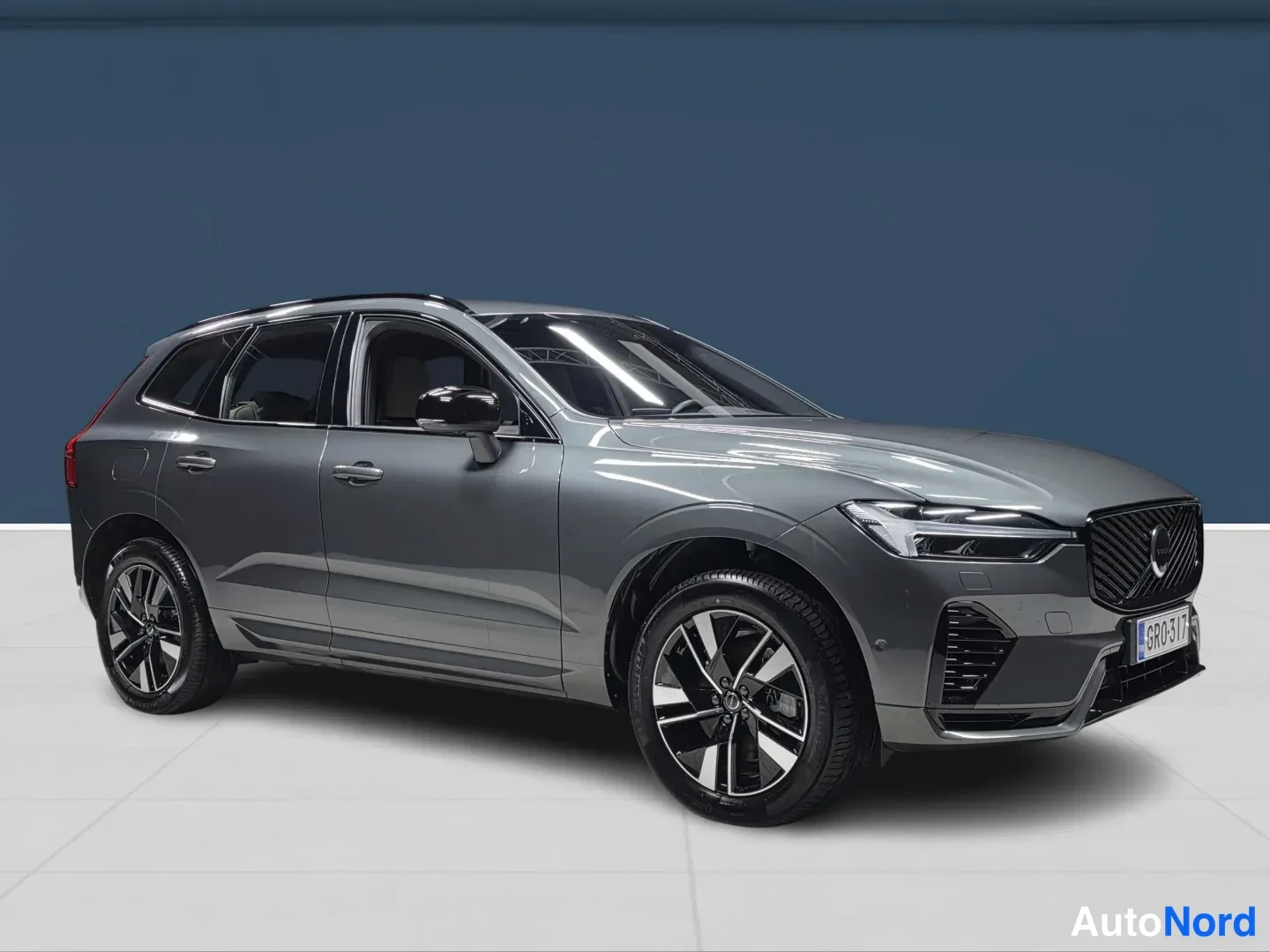 Grön Volvo XC60 2026, snett framifrån, fronten åt höger, bild 2