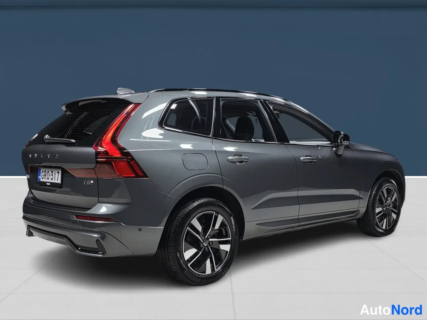 Grön Volvo XC60 2026, snett bakifrån, bild 4