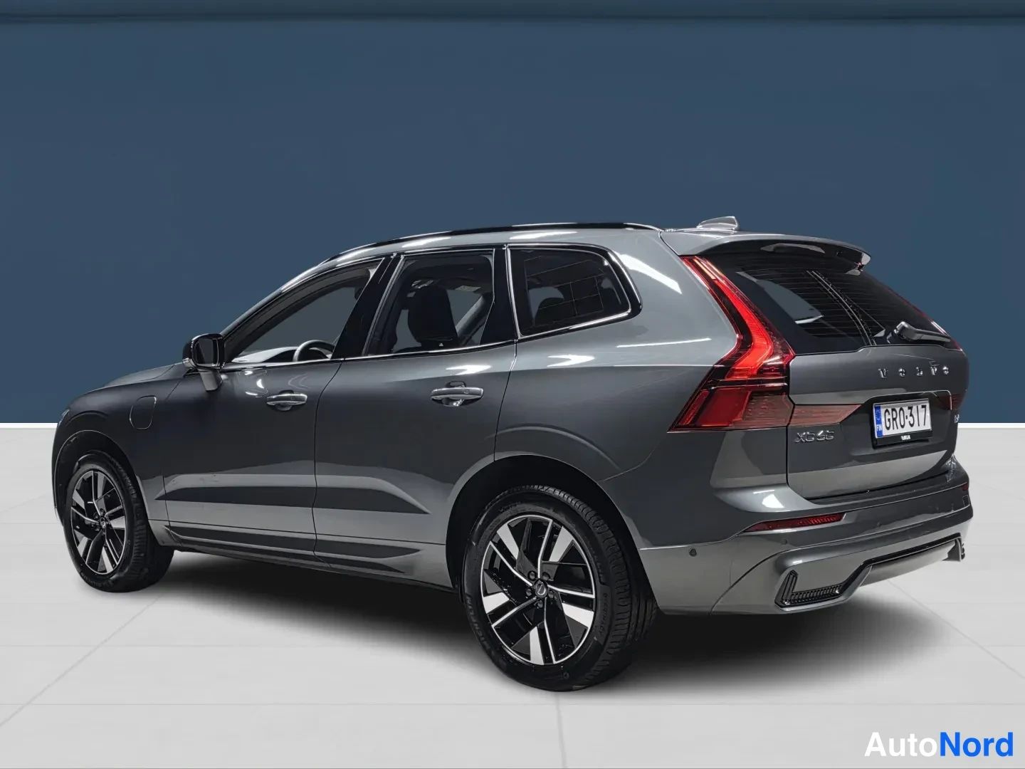 Grön Volvo XC60 2026, snett bakifrån, bild 5