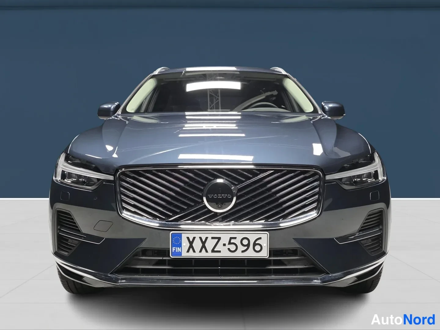 Sininen Volvo XC60 2026, edestä, kuva 3