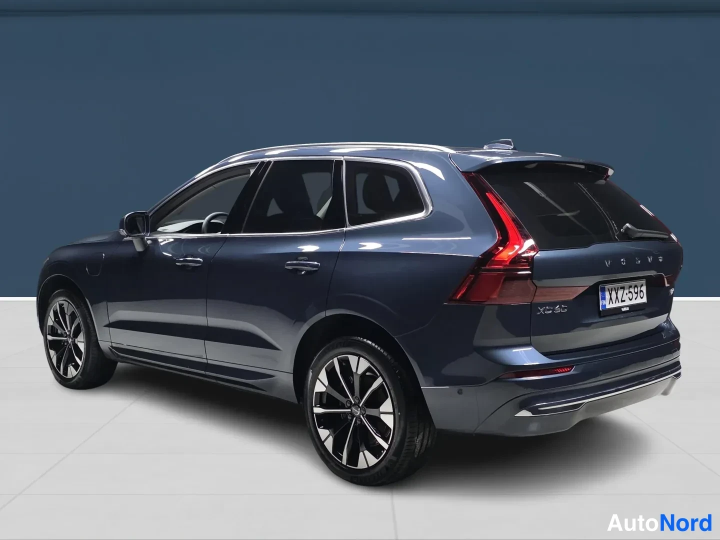 Sininen Volvo XC60 2026, takaviisto, kuva 5