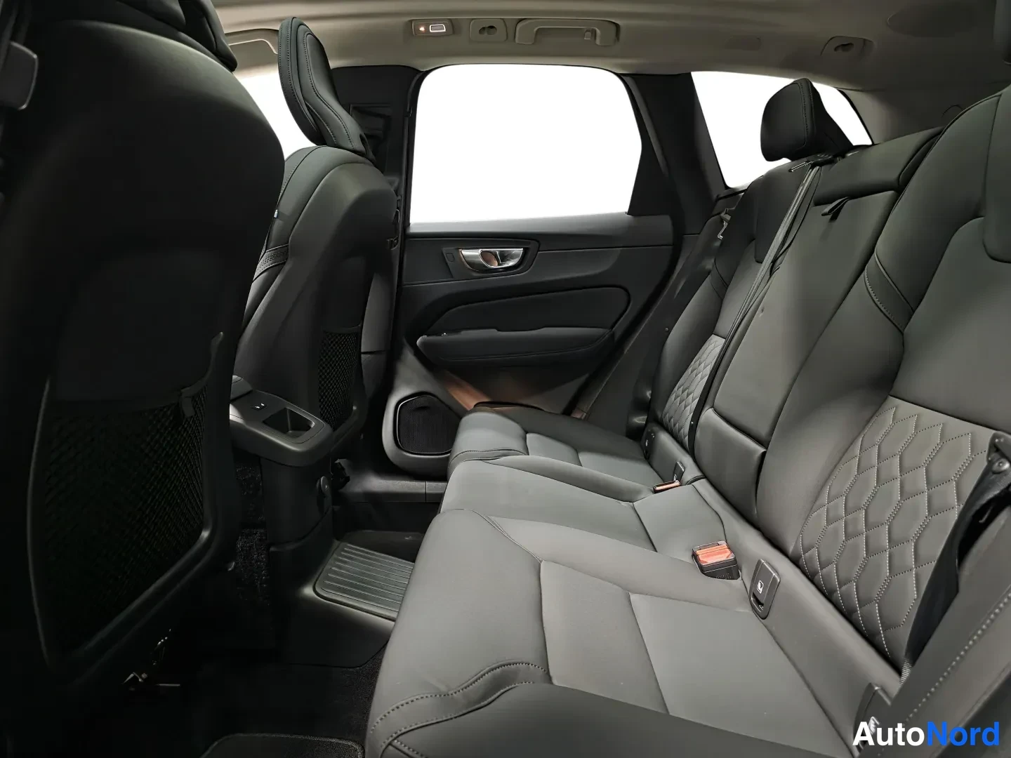 Sininen Volvo XC60 2026, kuva 11