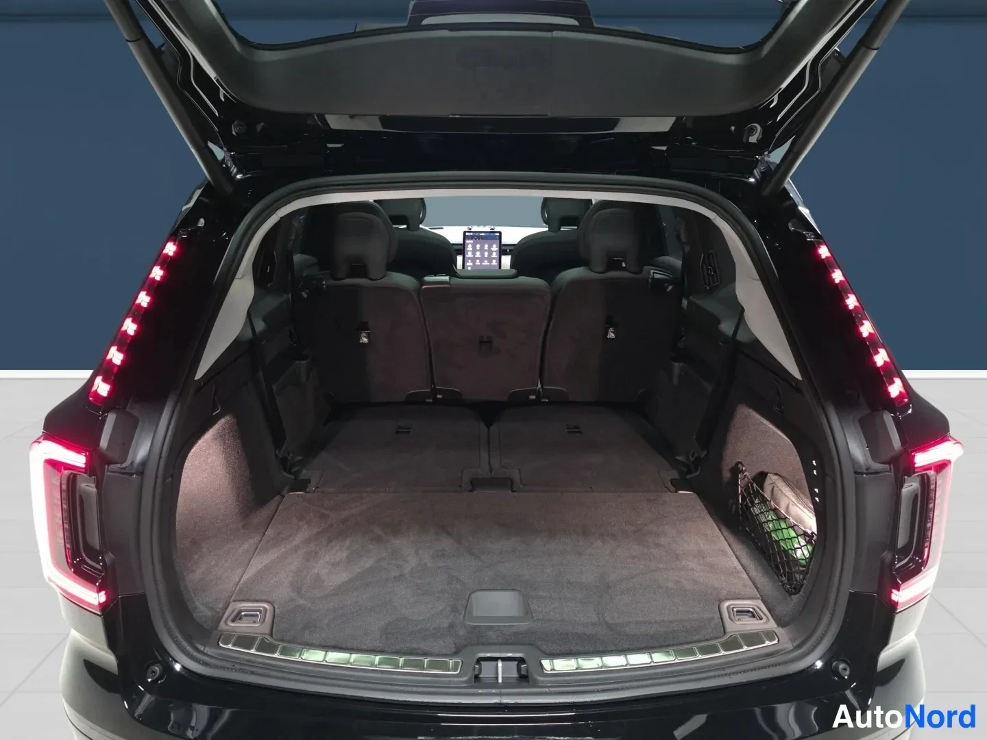 Svart Volvo EX90 2025, snett framifrån, fronten åt vänster, bild 2