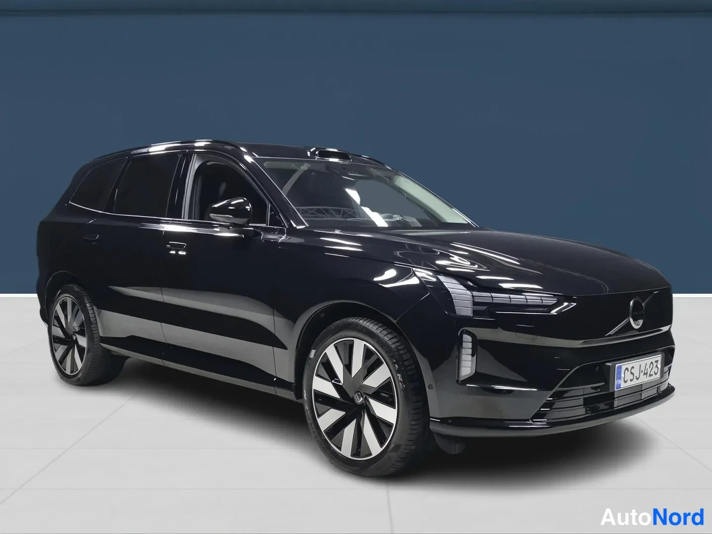 Svart Volvo EX90 2025, snett framifrån, fronten åt höger, bild 3