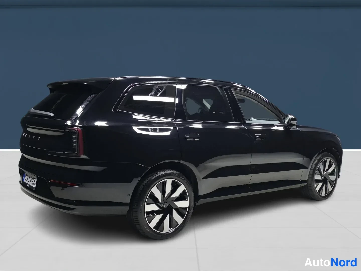 Svart Volvo EX90 2025, snett bakifrån, bild 5