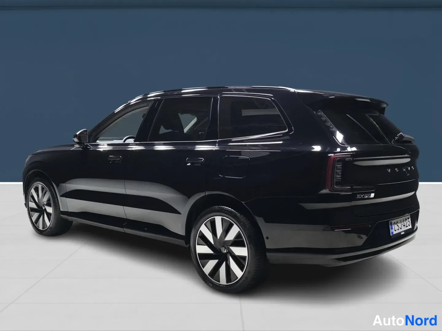 Svart Volvo EX90 2025, snett bakifrån, bild 6