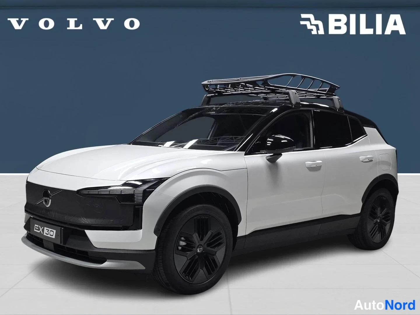 Valkoinen Volvo EX30 Cross Country 2025, etuviisto, keula vasemmalle, kuva 2