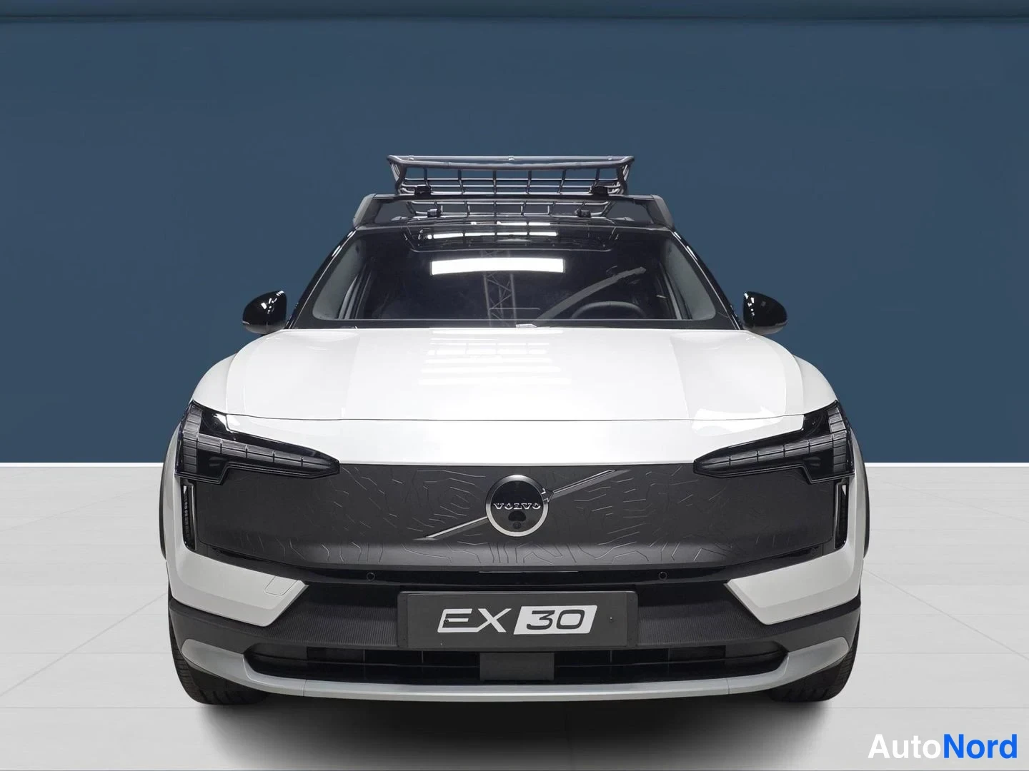Valkoinen Volvo EX30 Cross Country 2025, edestä, kuva 6