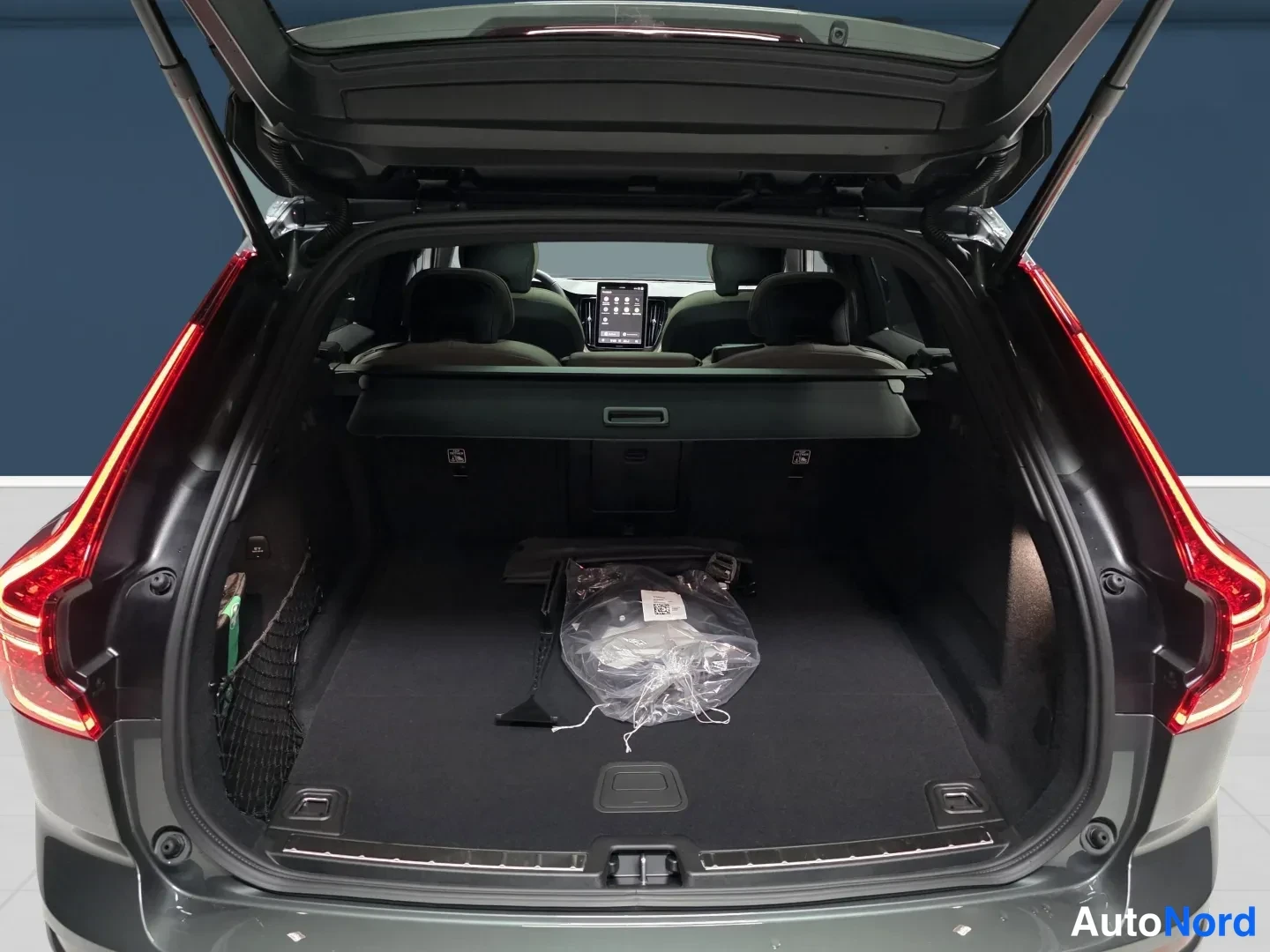 Grön Volvo XC60 2027, bakifrån, bild 7