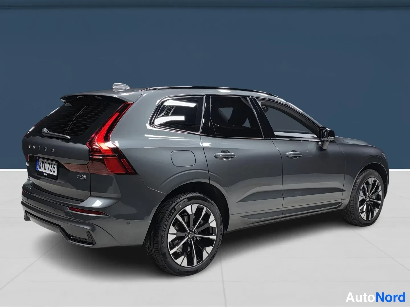Grön Volvo XC60 2027, snett bakifrån, bild 4