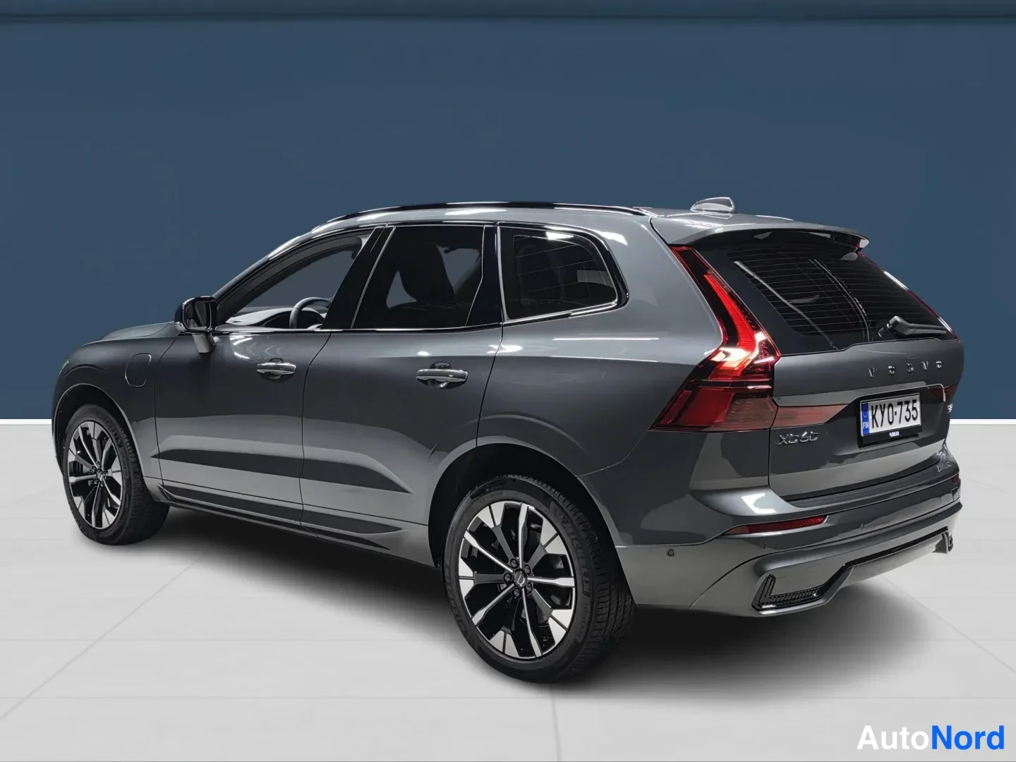 Grön Volvo XC60 2027, snett bakifrån, bild 5