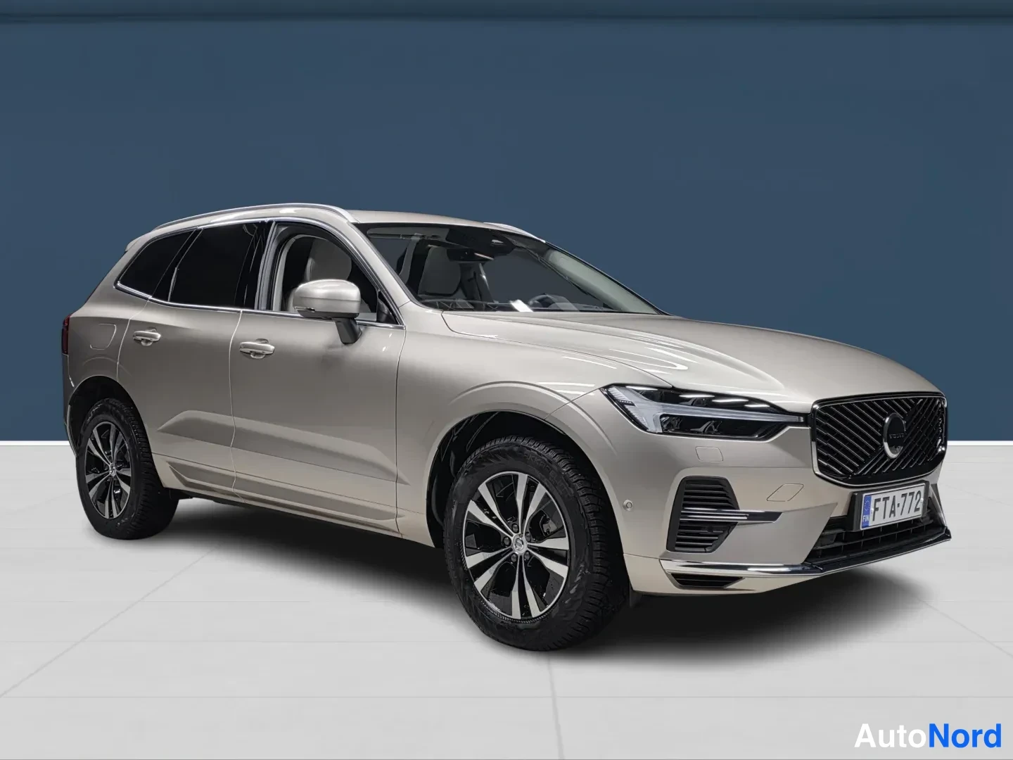 Beige Volvo XC60 2027, etuviisto, keula oikealle, kuva 3