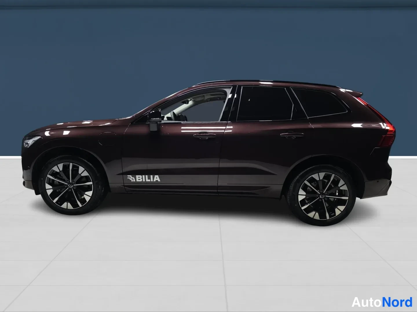 Ruskea Volvo XC60 2026, etuviisto, keula vasemmalle, kuva 2