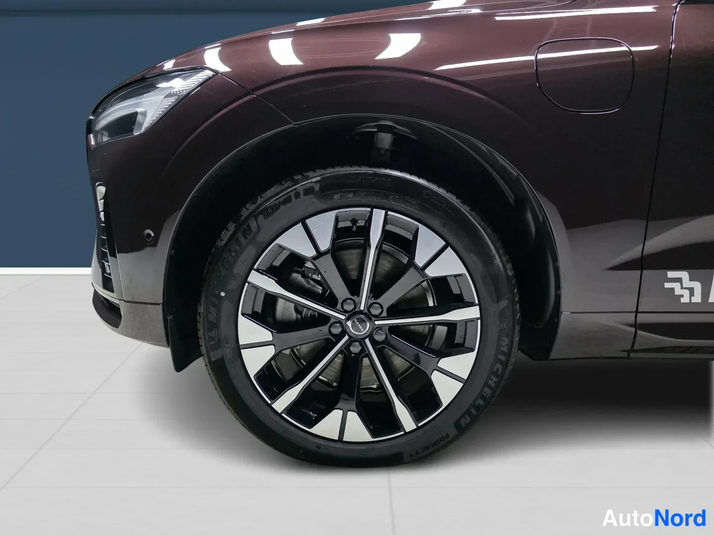 Ruskea Volvo XC60 2026, etuviisto, keula vasemmalle, kuva 3