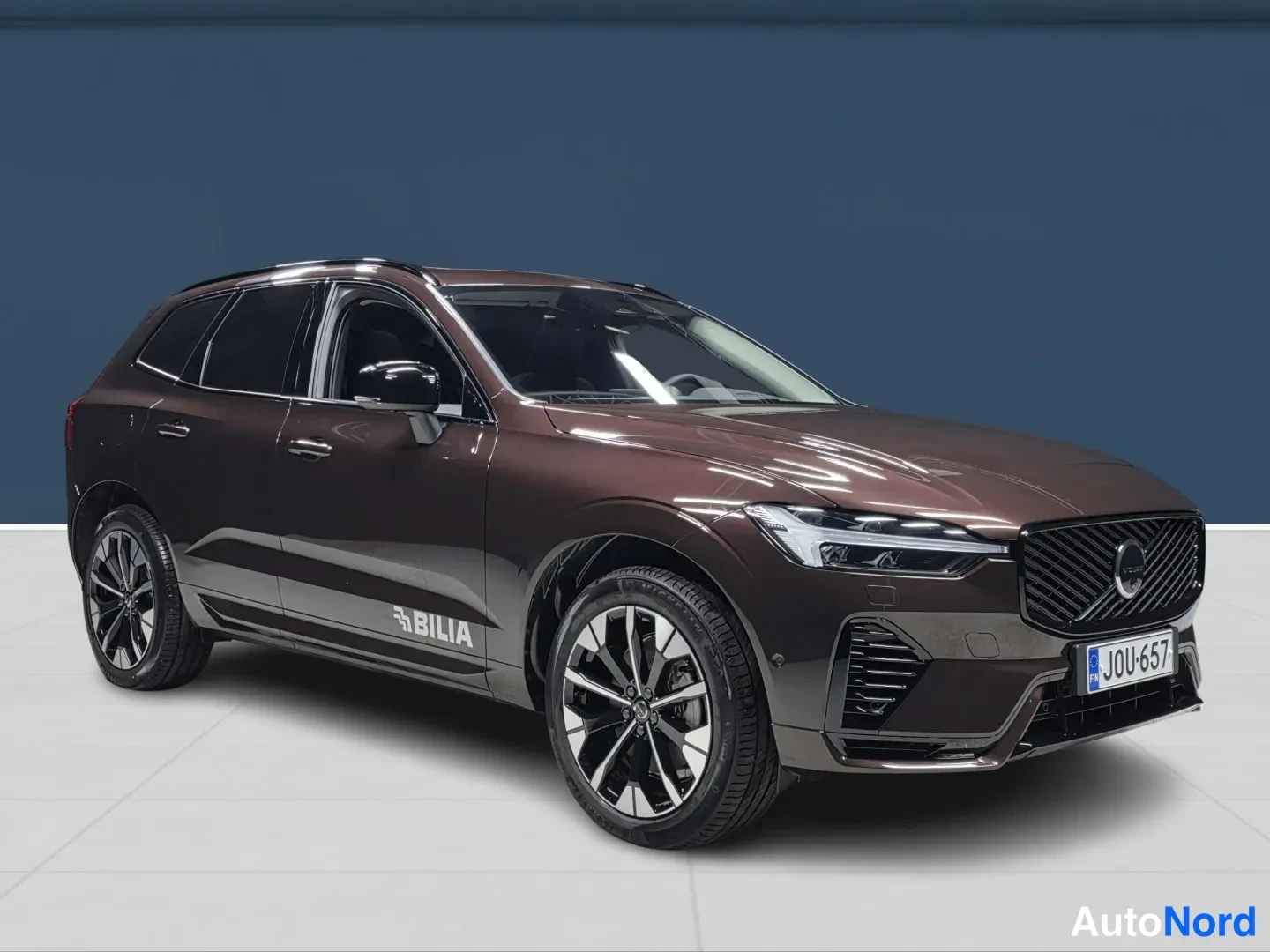 Ruskea Volvo XC60 2026, etuviisto, keula oikealle, kuva 4