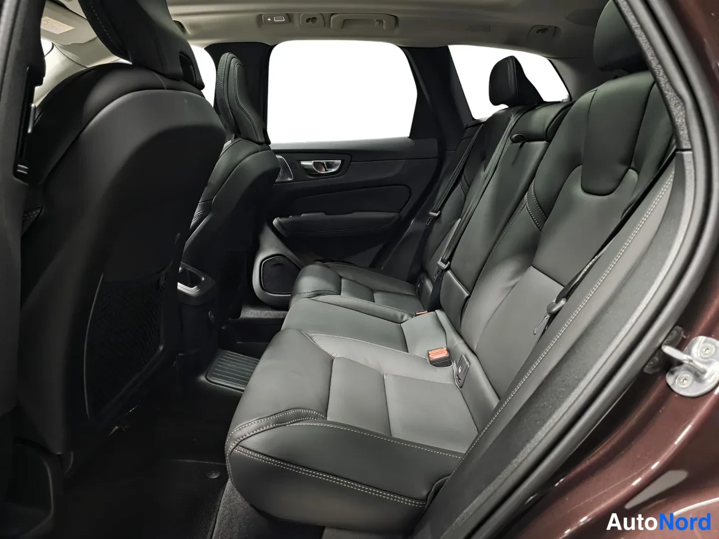 Ruskea Volvo XC60 2026, kuva 12