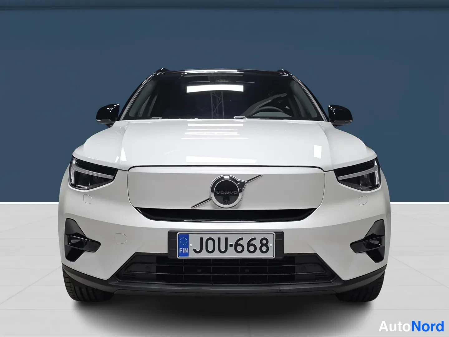 Valkoinen Volvo EX40 2027, edestä, kuva 3