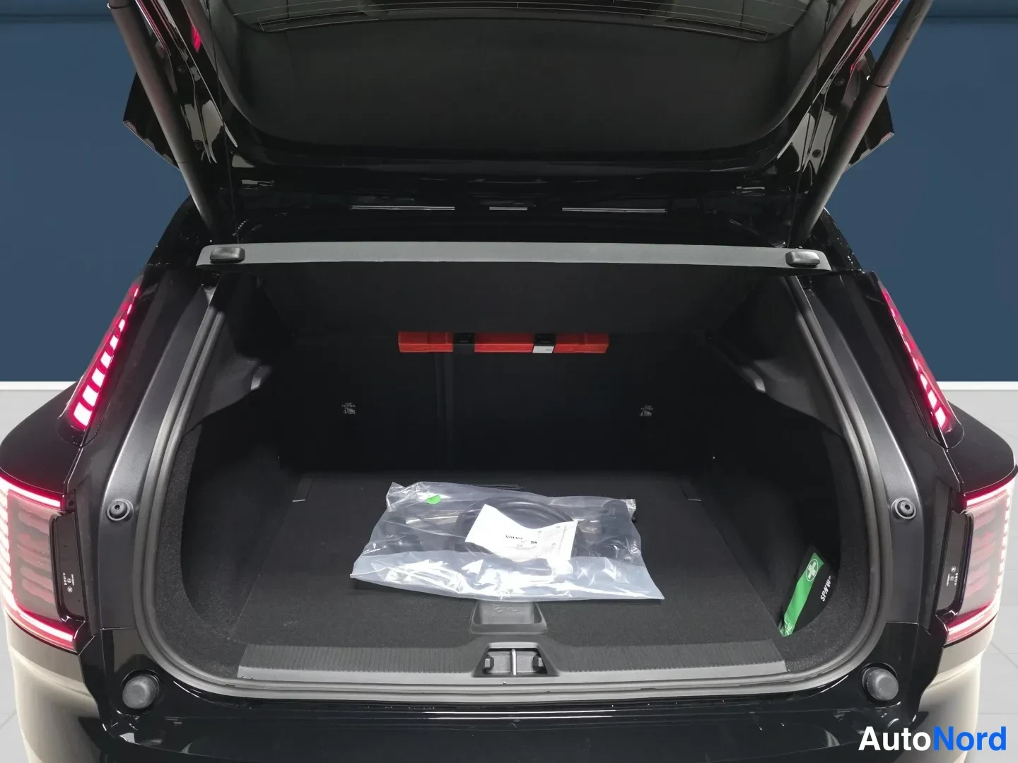 Black Volvo EX30 2027, photo 12