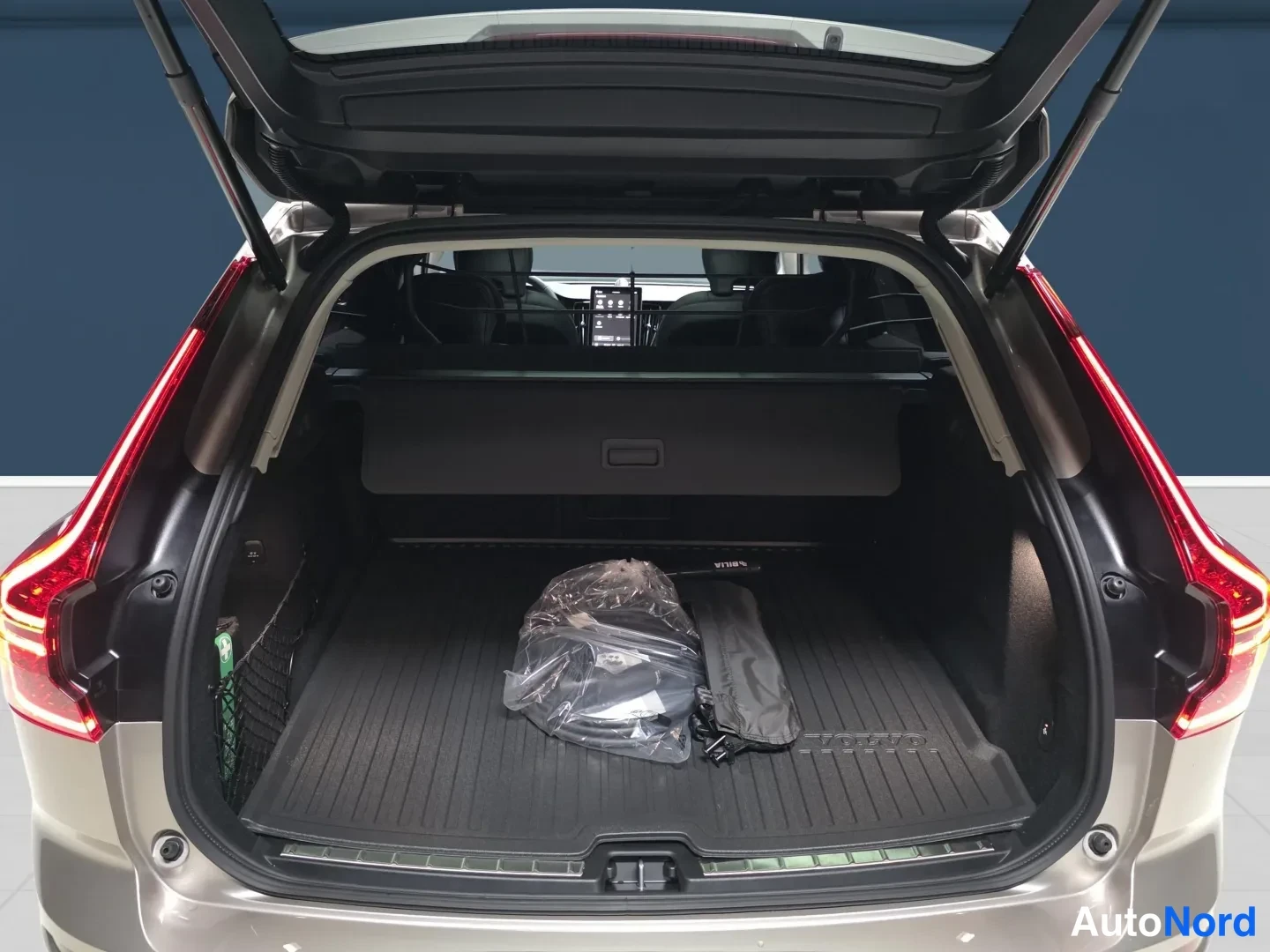 Musta Volvo XC60 2027, kuva 7