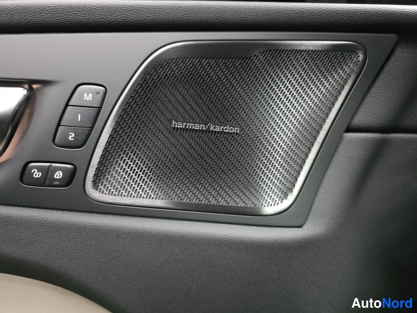 Brun Volvo XC60 2027, bild 15